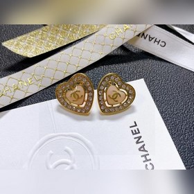 Chanel подержанные серьги. Модели Chanel не нуждаются в представл
