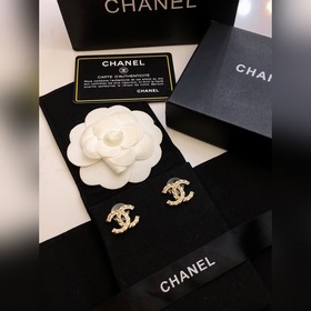 Популярные серьги Chanel в наличии. CHAN 23 Серьги с двойным C из