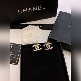 Популярные серьги Chanel в наличии. CHAN 23 Серьги с двойным C из
