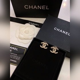 Популярные серьги Chanel в наличии. CHAN 23 Серьги с двойным C из