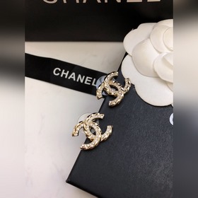 Популярные серьги Chanel в наличии. CHAN 23 Серьги с двойным C из