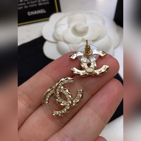 Популярные серьги Chanel в наличии. CHAN 23 Серьги с двойным C из