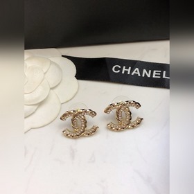 Популярные серьги Chanel в наличии. CHAN 23 Серьги с двойным C из