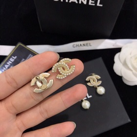CHANEL Серьги-гвоздики Новая модель, идентичная оригиналу. Каждая