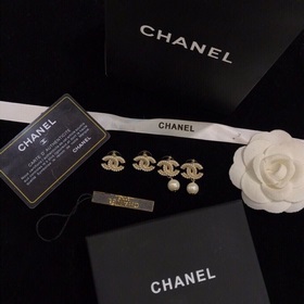 CHANEL Серьги-гвоздики Новая модель, идентичная оригиналу. Каждая
