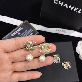 CHANEL Серьги-гвоздики Новая модель, идентичная оригиналу. Каждая