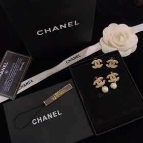 CHANEL Серьги-гвоздики Новая модель, идентичная оригиналу. Каждая