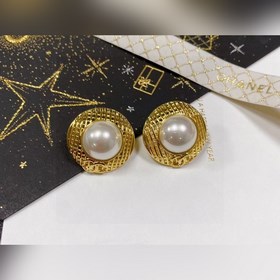 Chanel подержанные серьги с двойным C. Модели Chanel не нуждаются