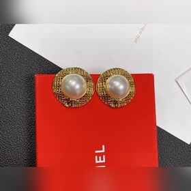 Chanel подержанные серьги с двойным C. Модели Chanel не нуждаются