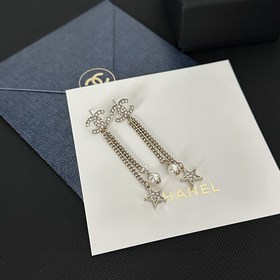 Chanel подержанные серьги с двойным C. Модели Chanel не нуждаются