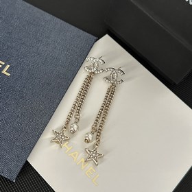Chanel подержанные серьги с двойным C. Модели Chanel не нуждаются