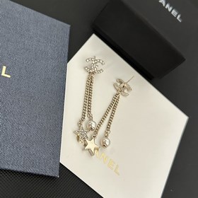 Chanel подержанные серьги с двойным C. Модели Chanel не нуждаются