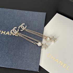 Chanel подержанные серьги с двойным C. Модели Chanel не нуждаются
