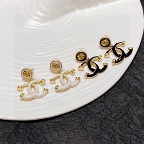 Chanel Сережки-гвоздики с черно-белым двойным C-образным элемент