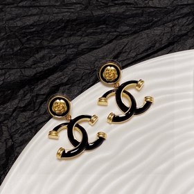 Chanel Сережки-гвоздики с черно-белым двойным C-образным элемент