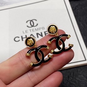 Chanel Сережки-гвоздики с черно-белым двойным C-образным элемент
