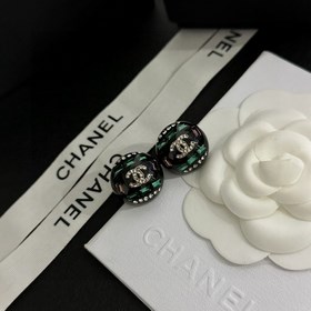 Chanel Б/у Серьги в стиле Chanel не нуждаются в представлении. Ка