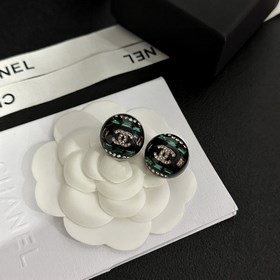Chanel Б/у Серьги в стиле Chanel не нуждаются в представлении. Ка