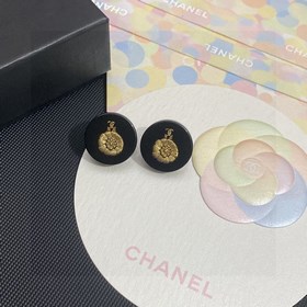 Chanel черные серьги-гвоздики с золотыми цветами. Классический и