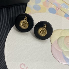 Chanel черные серьги-гвоздики с золотыми цветами. Классический и