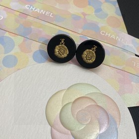 Chanel черные серьги-гвоздики с золотыми цветами. Классический и