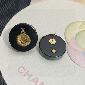 Chanel черные серьги-гвоздики с золотыми цветами. Классический и