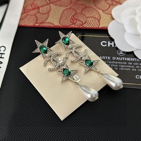 Chanel подержанные серьги-гвоздики. Модели от Chanel не нуждаются