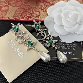 Chanel подержанные серьги-гвоздики. Модели от Chanel не нуждаются