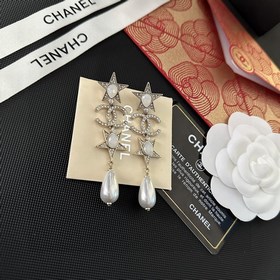 Chanel подержанные серьги-гвоздики. Модели от Chanel не нуждаются