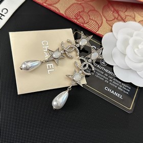 Chanel подержанные серьги-гвоздики. Модели от Chanel не нуждаются
