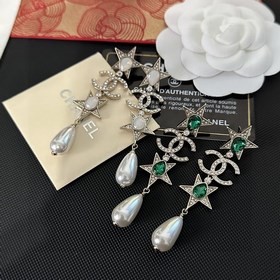 Chanel подержанные серьги-гвоздики. Модели от Chanel не нуждаются