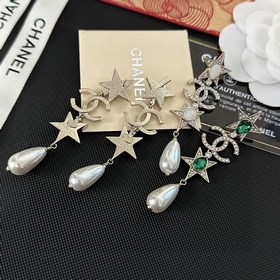 Chanel подержанные серьги-гвоздики. Модели от Chanel не нуждаются