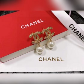 Chanel подержанные серьги с буквами. Модели Chanel не нуждаются в
