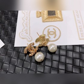 Chanel подержанные серьги с буквами. Модели Chanel не нуждаются в