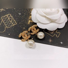 Chanel подержанные серьги с буквами. Модели Chanel не нуждаются в