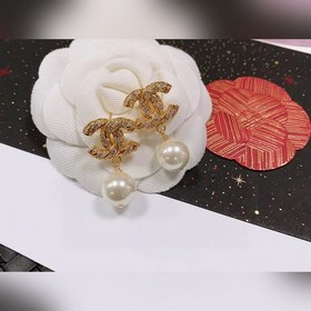 Chanel подержанные серьги с буквами. Модели Chanel не нуждаются в