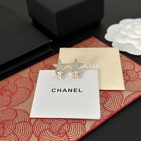 Chanel Серьги-гвоздики, лаконичные и универсальные, с небольшим с