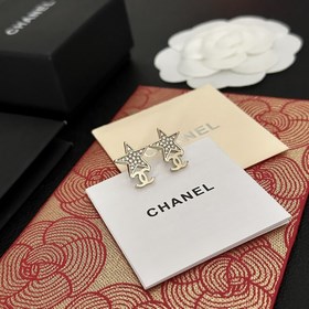 Chanel Серьги-гвоздики, лаконичные и универсальные, с небольшим с