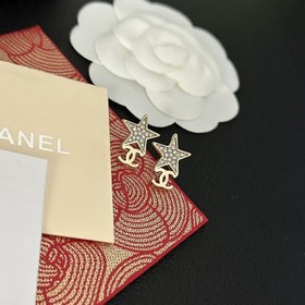 Chanel Серьги-гвоздики, лаконичные и универсальные, с небольшим с