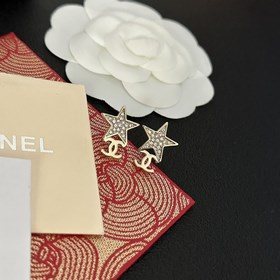 Chanel Серьги-гвоздики, лаконичные и универсальные, с небольшим с