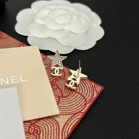 Chanel Серьги-гвоздики, лаконичные и универсальные, с небольшим с