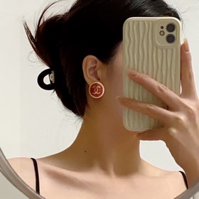 Новая модель Chanel осенне-зимней коллекции, подержанные серьги в