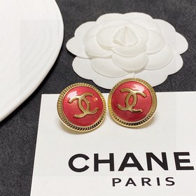 Новая модель Chanel осенне-зимней коллекции, подержанные серьги в