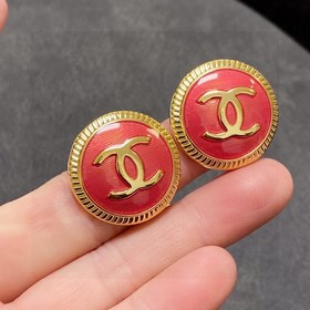 Новая модель Chanel осенне-зимней коллекции, подержанные серьги в