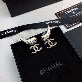 CHANEL серьги-гвоздики, элегантные изящные, с прекрасным дизайном