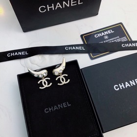 CHANEL серьги-гвоздики, элегантные изящные, с прекрасным дизайном