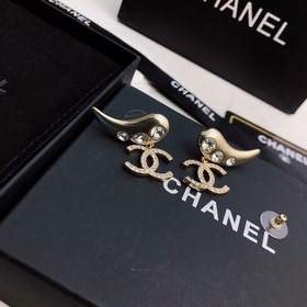 CHANEL серьги-гвоздики, элегантные изящные, с прекрасным дизайном