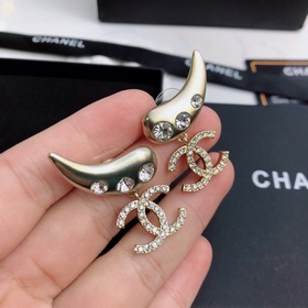 CHANEL серьги-гвоздики, элегантные изящные, с прекрасным дизайном