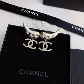 CHANEL серьги-гвоздики, элегантные изящные, с прекрасным дизайном