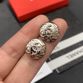 Официальный сайт продает популярные модели. Новая версия Chanel с